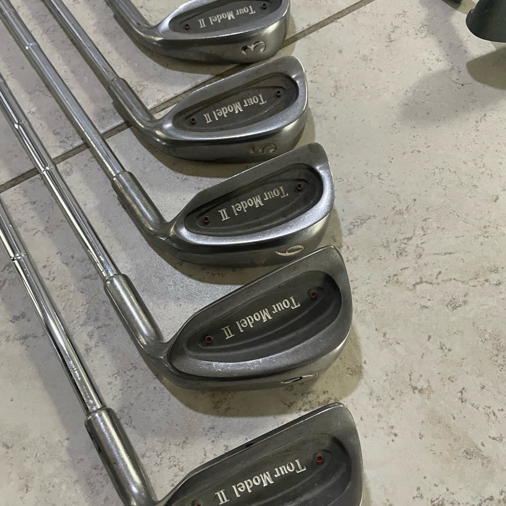 Mens golf set 9 pc in right handed steel shafts , used conditions l
Tour model